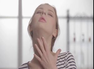 Анальный секс с худой красоткой после возбуждающего массажа